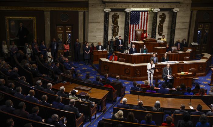 Chủ tịch Hạ viện Hoa Kỳ Nancy Pelosi (Dân Chủ-California) nói chuyện tại Hạ viện ở Hoa Thịnh Đốn hôm 17/11/2022. (Ảnh: Anna Moneymaker/Getty Images)