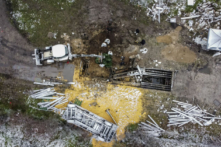 Ảnh chụp từ trên không hôm 17/11/2022, cho thấy địa điểm xảy ra vụ tấn công bằng hỏa tiễn khiến hai người đàn ông ở làng Przewodow, miền đông Ba Lan, thiệt mạng, gần biên giới với Ukraine nước đang bị chiến tranh tàn phá vào ngày 15/11/2022. (Ảnh: Wojtek Radwanski và Damien Simonart/AFP)