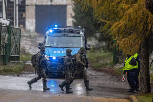 Những người lính Ba Lan đi ngang qua trạm kiểm soát của cảnh sát hôm 17/11/2022 bên cạnh địa điểm xảy ra vụ tấn công bằng hỏa tiễn khiến hai người đàn ông thiệt mạng ở làng Przewodow phía đông Ba Lan, gần biên giới với Ukraine nước đang bị chiến tranh tàn phá hôm 15/11/2022. (Ảnh: Wojtek Radwanski và Damien Simonart/AFP)