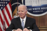 Tổng thống Joe Biden nhìn về phía các phóng viên khi họ đặt câu hỏi trong một sự kiện ở Hoa Thịnh Đốn hôm 18/11/2022. (Ảnh: Win McNamee/Getty Images)
