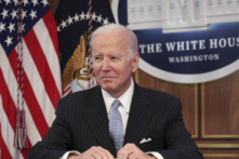 Tổng thống Joe Biden nhìn về phía các phóng viên khi họ đặt câu hỏi trong một sự kiện ở Hoa Thịnh Đốn hôm 18/11/2022. (Ảnh: Win McNamee/Getty Images)