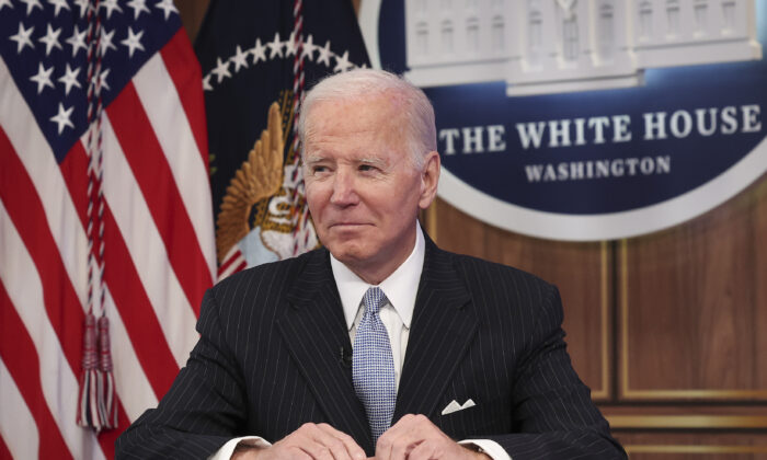 Tổng thống Joe Biden nhìn về phía các phóng viên khi họ đặt câu hỏi trong một sự kiện ở Hoa Thịnh Đốn hôm 18/11/2022. (Ảnh: Win McNamee/Getty Images)