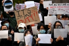 Các thành viên của cộng đồng người Hoa tại địa phương giương cao các tấm bảng trong buổi cầu nguyện ủng hộ các cuộc biểu tình phản đối chính sách zero-Covid của Bắc Kinh đang diễn ra trên khắp Trung Quốc, tại Melbourne hôm 28/11/2022. - Hàng trăm người đã xuống đường ở các thành phố lớn của Trung Quốc trong một làn sóng phẫn nộ hiếm hoi của công chúng đối với nhà nước về chính sách zero-Covid. (Ảnh: William WEST/AFP qua Getty Images)