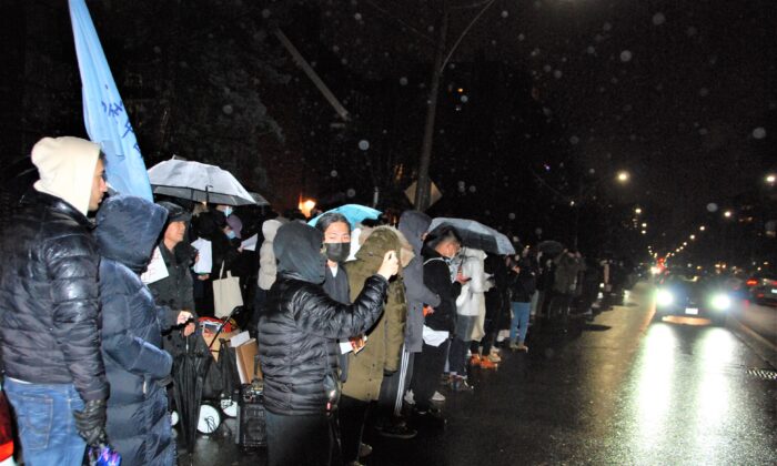 Toronto: Gần 1,000 sinh viên tập hợp để ủng hộ người biểu tình Trung Quốc chống lại chính sách zero COVID