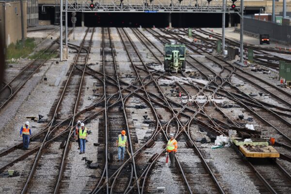 Công nhân bảo dưỡng đường ray tại sân đường sắt Metra/BNSF bên ngoài trung tâm thành phố Chicago, Illinois, hôm 13/09/2022. (Ảnh: Scott Olson/Getty Images)