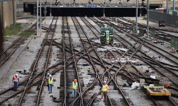 Công nhân sửa chữa đường ray tại bãi đường sắt Metra/BNSF bên ngoài trung tâm thành phố Chicago, Illinois, hôm 13/09/2022. (Ảnh: Scott Olson/Getty Images)