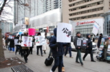 Một nhóm sinh viên Trung Quốc và những người bất đồng chính kiến ​​tổ chức biểu tình để bày tỏ sự ủng hộ đối với những người biểu tình ở Trung Quốc phản đối các chính sách zero COVID của Bắc Kinh và kêu gọi chấm dứt Đảng Cộng sản Trung Quốc, tại Toronto, hôm 19/11/022. (Ảnh: Michelle Hu/The Epoch Times )