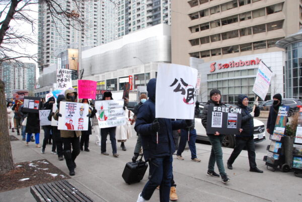 Ủng hộ người bất đồng chính kiến ở đại lục, sinh viên Toronto tổ chức biểu tình phản đối ĐCSTQ