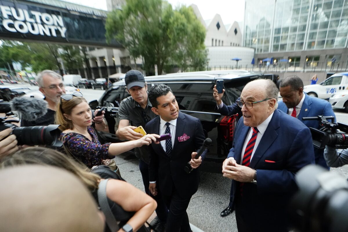 Ông Rudy Giuliani đến Tòa án Quận Fulton ở Atlanta, Georgia, hôm 17/08/2022. (Ảnh: John Bazemore/AP Photo)