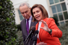 Lãnh đạo Đa số Thượng viện Charles Schumer (Dân Chủ-New York) và Chủ tịch Hạ viện Nancy Pelosi (Dân Chủ-California) nói với các phóng viên bên ngoài Tòa Bạch Ốc ở Hoa Thịnh Đốn hôm 29/11/2022. (Ảnh: Kevin Dietsch/Getty Images)