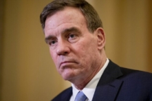 Thượng nghị sĩ Mark Warner (Dân Chủ-Virginia) tại Hoa Thịnh Đốn vào ngày 30/01/2020. (Ảnh: Samuel Corum/Getty Images)