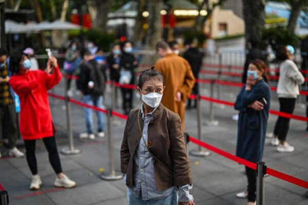 Mọi người xếp hàng chờ lấy mẫu dịch tỵ hầu vốn sẽ được sử dụng cho xét nghiệm COVID-19 tại quận Tĩnh An ở Thượng Hải, hôm 25/10/2022. (Ảnh: Hector Retamal/AFP qua Getty Images)
