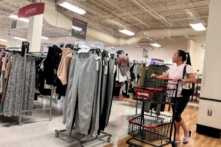 Khách mua sắm tại cửa hàng TJ Maxx ở Trung tâm mua sắm tại Prince George's ở Hyattsville, Maryland, hôm 17/18/2022. (Ảnh: Chip Somodevilla/Getty Images)