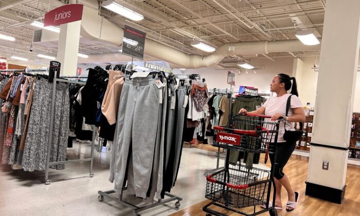 Khách mua sắm tại cửa hàng TJ Maxx ở Trung tâm mua sắm tại Prince George's ở Hyattsville, Maryland, hôm 17/18/2022. (Ảnh: Chip Somodevilla/Getty Images)