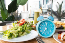 Ăn quá nhanh có thể gây hại cho cơ thể nhiều hơn là có lợi. (Ảnh: Nok Lek/Shutterstock)
