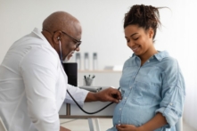 Hãy để em bé của bạn ra đời đủ ngày đủ tháng để cho bé có nhiều thời gian phát triển trong bụng mẹ hơn và giảm thiểu bất kỳ biến chứng y khoa nào. (Ảnh:Prostock-studio/Shutterstock)