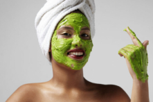 Làm sạch mụn trên cơ thể (Ảnh: Beauty Stock/Shutterstock)