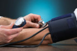 Ai nên uống thuốc hạ huyết áp trước khi đi ngủ? (Shutterstock)