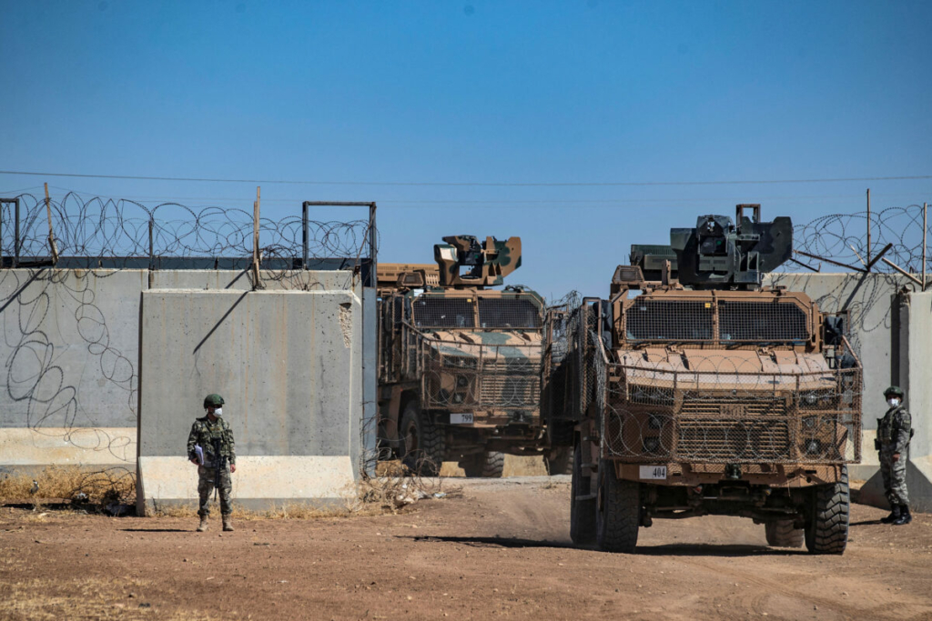 Các phương tiện quân sự của Thổ Nhĩ Kỳ tiến vào Syria để tham gia cuộc tuần tra chung với quân đội Nga, ở vùng nông thôn của thị trấn Derbassiye thuộc tỉnh Hasakeh của Syria, trên biên giới với Thổ Nhĩ Kỳ hôm 14/07/2021. (Ảnh: Delil Souleiman/AFP qua Getty Images)