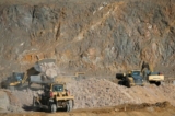 Máy xúc đổ quặng vào xe tải tại mỏ đất hiếm của MP Materials ở Mountain Pass, California, hôm 30/01/2020. (Ảnh: Steve Marcus/Reuters)