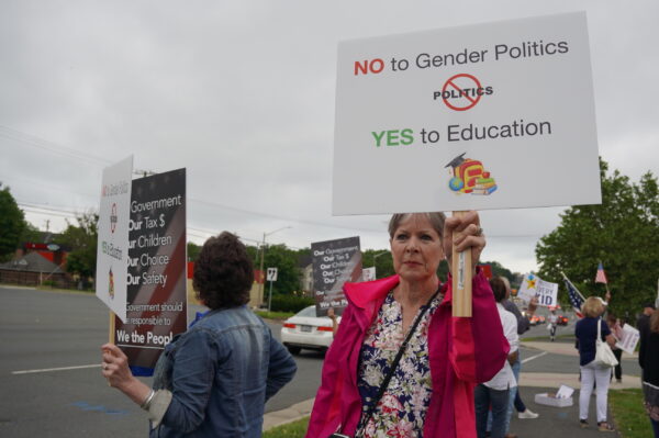 Các bậc cha mẹ phản đối việc thúc đẩy chính sách ủng hộ chuyển giới mới nhất của Các Trường Công lập Quận Fairfax bên ngoài cuộc họp hội đồng trường học quận ở Falls Church, Virginia, hôm 26/05/2022. (Ảnh: Terri Wu/The Epoch Times)