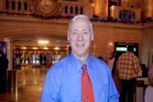 Cựu nghị sĩ kiêm cựu Đại sứ nhiều lần thưởng lãm Shen Yun: ‘Buổi biểu diễn luôn thú vị’