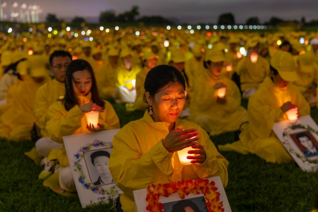 Các học viên Pháp Luân Công tham dự lễ thắp nến tưởng niệm các học viên bị sát hại ở Trung Quốc vì đức tin của họ, tại Hoa Thịnh Đốn vào ngày 22/06/2018. (Ảnh: Mark Zou/The Epoch Times)