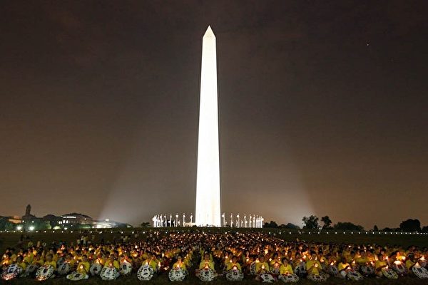 Các học viên Pháp Luân Công đã tổ chức buổi thắp nến tưởng niệm trước Đài tưởng niệm Washington ở Hoa Kỳ để tưởng nhớ các học viên Pháp Luân Công đã bị ĐCSTQ bức hại đến tử vong. (Ảnh: Epoch Times Hoa ngữ)