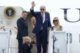 Tổng thống Joe Biden (giữa) vẫy tay chào khi ông đứng cùng với con trai Hunter Biden (trái), cháu trai Beau Biden (thứ hai, bên trái), Đệ nhất phu nhân Jill Biden (thứ ba, bên trái), và con dâu Melissa Cohen (phải) khi họ đứng tại bậc thang trên cùng của chuyên cơ Không Lực Một (Air Force One) tại Căn cứ Không quân Andrews, Maryland, hôm 10/08/2022. (Ảnh: Susan Walsh/AP Photo)