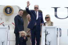 Tổng thống Joe Biden (giữa) vẫy tay chào khi ông đứng cùng với con trai Hunter Biden (trái), cháu trai Beau Biden (thứ hai, bên trái), Đệ nhất phu nhân Jill Biden (thứ ba, bên trái), và con dâu Melissa Cohen (phải) khi họ đứng tại bậc thang trên cùng của chuyên cơ Không Lực Một (Air Force One) tại Căn cứ Không quân Andrews, Maryland, hôm 10/08/2022. (Ảnh: Susan Walsh/AP Photo)