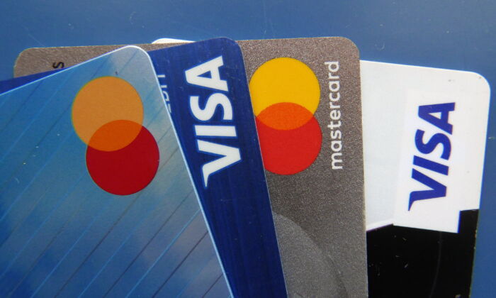 Hoa Kỳ: Người tiêu dùng nợ quá hạn, các khoản thanh toán bằng thẻ tín dụng sẽ đạt mức cao nhất trong vòng 13 năm vào năm 2023