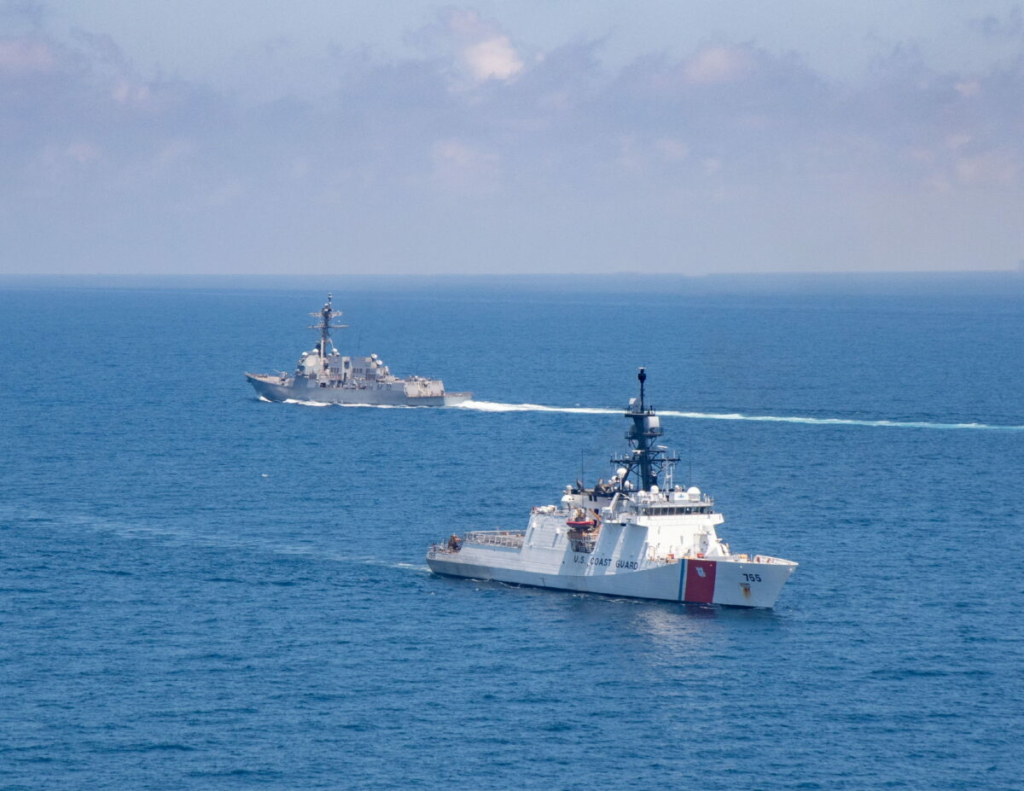 Tàu khu trục hỏa tiễn dẫn đường lớp Arleigh Burke USS Kidd và tàu tuần dương Munro của Lực lượng Tuần Duyên Hoa Kỳ đi qua Eo biển Đài Loan vào ngày 27/08/2021. (Ảnh: Hải quân Hoa Kỳ/Bản tin qua Reuters)