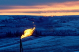 Một ngọn lửa khí đốt tự nhiên trên một giếng dầu bốc cháy khi hoàng hôn buông xuống bên ngoài thành phố Watford, North Dakota, vào ngày 21/01/2016. (Ảnh: Andrew Cullen/Reuters)