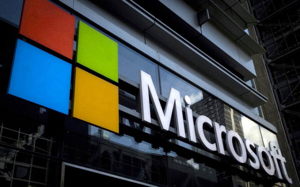 Biểu tượng của Microsoft trên một tòa nhà văn phòng ở New York vào ngày 28/07/2015. (Ảnh: Mike Segar/Reuters)