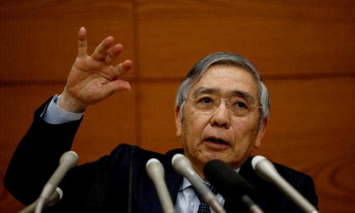 Thống đốc Ngân hàng Nhật Bản Haruhiko Kuroda trình bày tại một cuộc họp báo ở Tokyo, vào ngày 19/12/2019. (Ảnh: Kim Kyung-Hoon/Reuters)