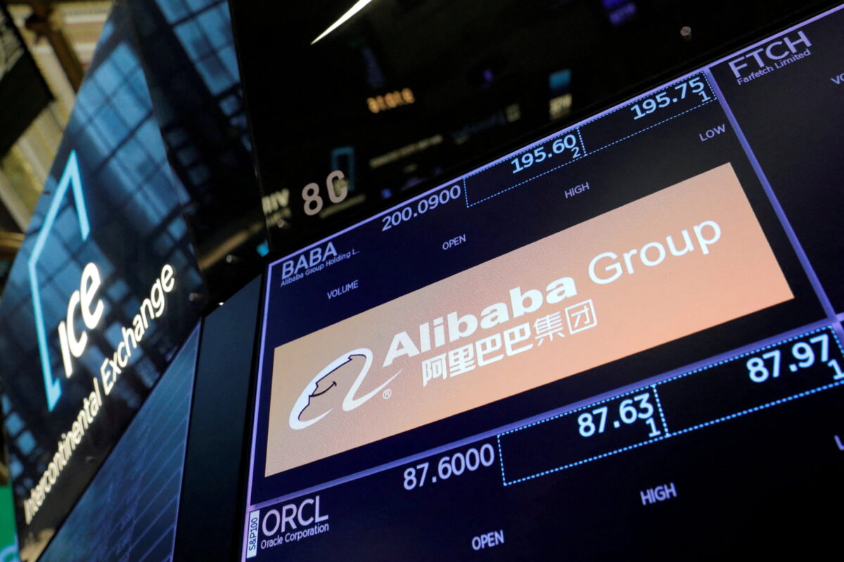 Logo của Tập đoàn Alibaba trên sàn giao dịch tại Sở giao dịch Chứng khoán New York hôm 03/08/2021. (Ảnh: Andrew Kelly/Reuters)