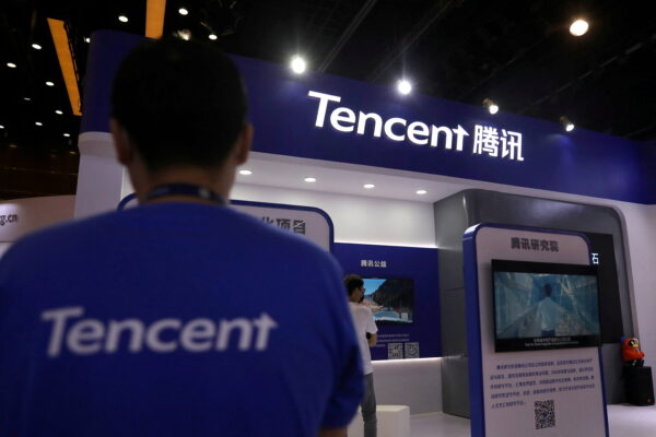 Nhân viên tại một gian hàng của Tencent tại một cuộc triển lãm thuộc Hội nghị Internet Trung Quốc ở Bắc Kinh, Trung Quốc, hôm 13/07/2021. (Ảnh: Tingshu Wang/Reuters)