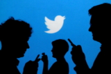 Những người dùng điện thoại di động in bóng trên phông nền có logo Twitter trong bức ảnh minh họa này được chụp vào ngày 27/09/2013. (Ảnh: Kacper Pempel/Illustration/Reuters)