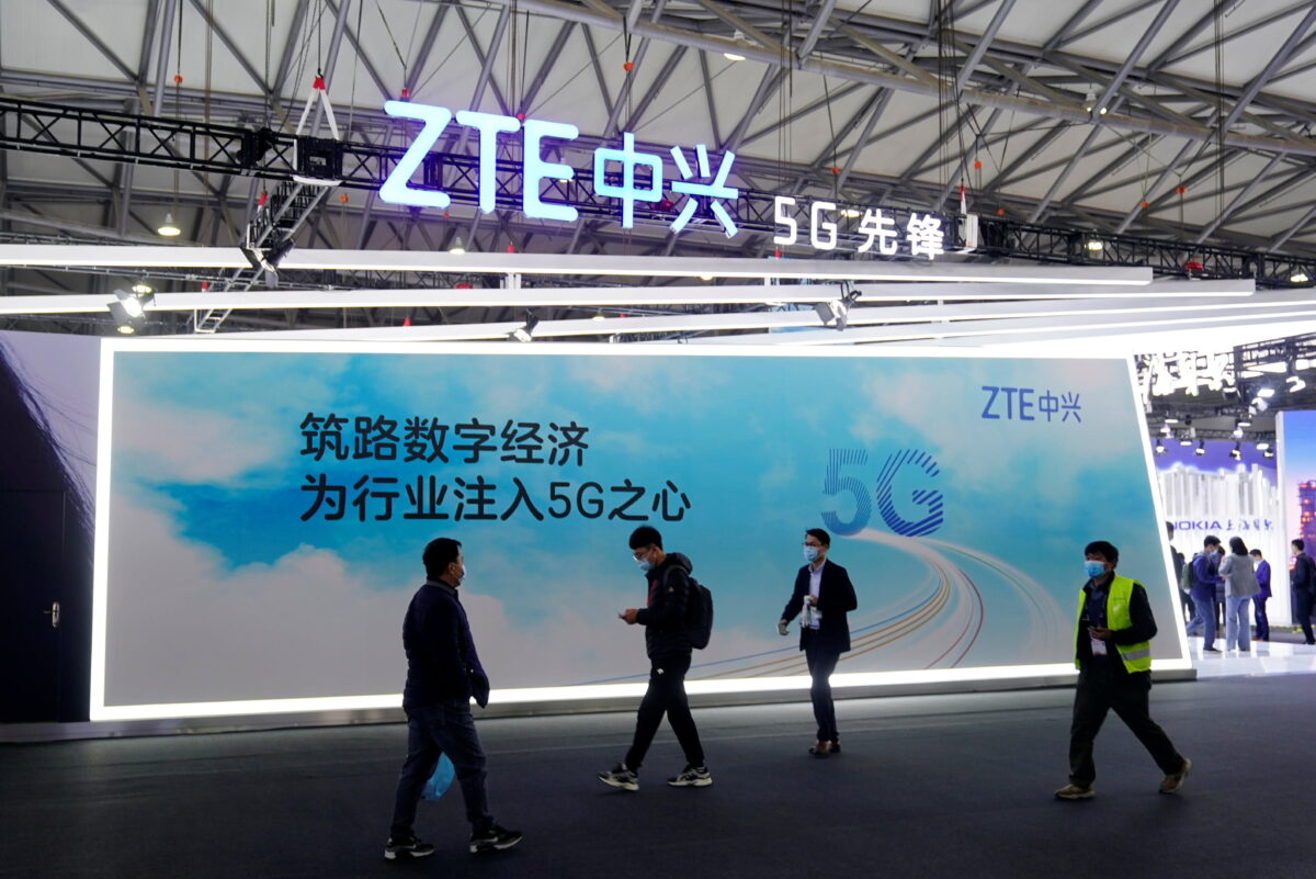 Mọi người đi ngang qua gian hàng của Tập đoàn ZTE tại Đại hội Thế giới Di động (Mobile World Congress, MWC) ở Thượng Hải, Trung Quốc, hôm 23/02/2021. (Ảnh: Aly Song/Reuters)