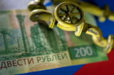 Mô hình đường ống dẫn khí đốt tự nhiên được đặt trên một tờ tiền rúp và một lá quốc kỳ Nga trong ảnh minh họa này hôm 23/03/2022. (Ảnh: Dado Ruvic/Reuters)