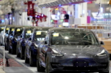 Xe Model 3 do Tesla sản xuất tại Trung Quốc trong một sự kiện giao hàng tại nhà máy của nhà sản xuất xe hơi ở Thượng Hải, hôm 07/01/2020. (Ảnh: Aly Song/Reuters)