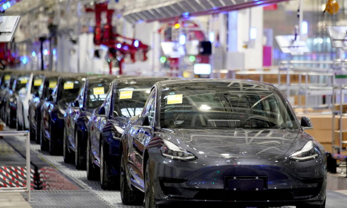 Các nhà sản xuất xe hơi cân nhắc việc cắt đứt quan hệ với Trung Quốc do vấn đề chuỗi cung ứng, căng thẳng chính trị