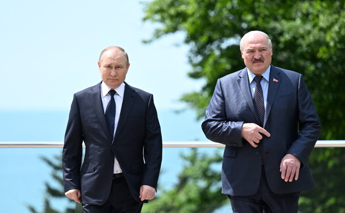 Tổng thống Nga Vladimir Putin và Tổng thống Belarus Alexander Lukashenko đi dạo trong cuộc gặp ở Sochi, Nga, hôm 23/05/2022. (Ảnh: Sputnik/Ramil Sitdikov/Kremlin qua Reuters)