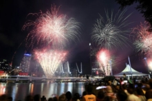 Đám đông xem bắn pháo hoa trong lễ đón Giao Thừa ở Brisbane, thứ Ba, ngày 31/12/2019. (Ảnh: Dan Peled/hình ảnh của AAP qua AP)