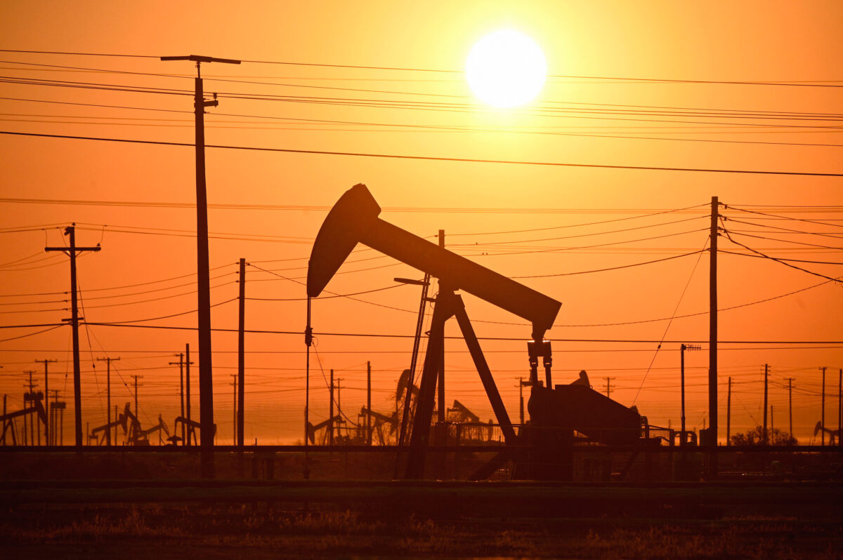Máy bơm dầu ở California hôm 05/10/2022. Liên minh OPEC+ đồng ý cắt giảm sản lượng dầu tới 2 triệu thùng mỗi ngày, giáng một đòn mạnh vào Tổng thống Joe Biden, người đã yêu cầu nhóm này tăng cường sản xuất để chặn lạm phát đang tăng cao. (Ảnh: Robyn Beck/AFP qua Getty Images)