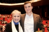 Nghệ sĩ dương cầm Sonia Vieira, nguyên trưởng khoa một trường dạy nhạc cùng con trai bà, luật sư Victor Lunetta, đến thưởng lãm buổi biểu diễn của Đoàn Nghệ thuật Biểu diễn Shen Yun tại Nhà hát Jones Hall for the Performing Arts, thành phố Houston, hôm 27/12/2022. (Ảnh: Sherry Dong/The Epoch Times)