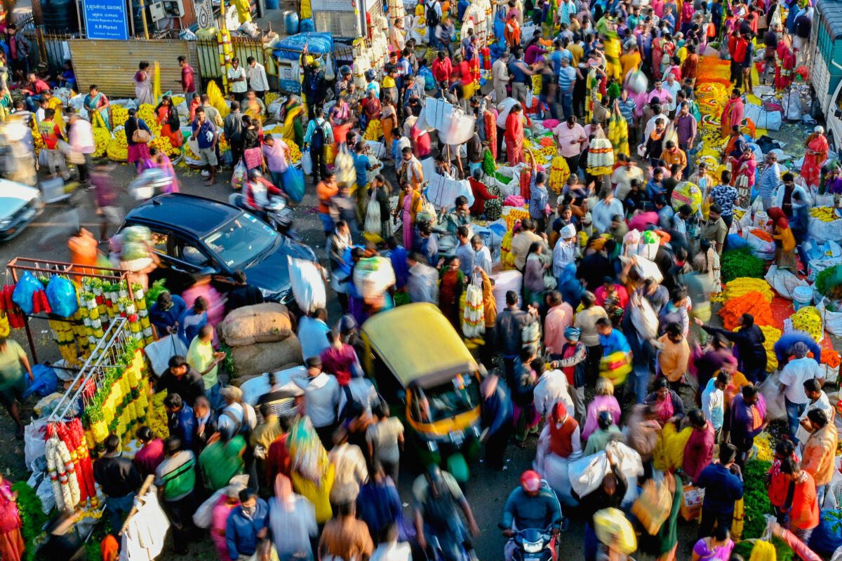 Người dân đi bộ qua một khu chợ ở Bangalore, Ấn Độ, hôm 15/11/2022. Dân số toàn cầu đã vượt qua cột mốc mang tính biểu tượng là 8 tỷ người, theo ước tính của Liên Hiệp Quốc. (Ảnh: Manjunath Kiran/AFP qua Getty Images)