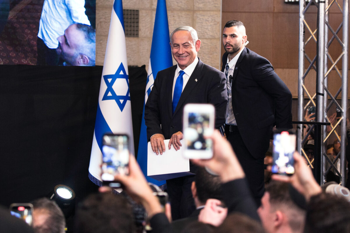 Khối các đảng chính trị của ông Benjamin Netanyahu đã giành được đa số 64 ghế trong Cơ quan lập pháp Israel, đưa nhà lãnh đạo đảng Likud này trở lại vị trí thủ tướng của quốc gia hôm 01/11. (Ảnh: Amir Levy/Getty Images)
