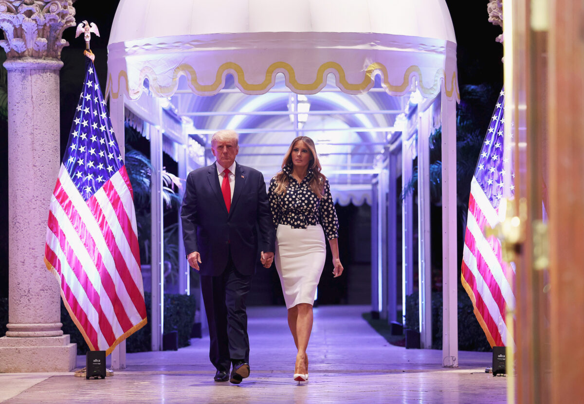 Cựu Tổng thống Donald Trump và cựu Đệ nhất Phu nhân Melania Trump chính thức khởi động chiến dịch tranh cử tổng thống năm 2024 của ông Trump tại một sự kiện diễn ra tại dinh thự Mar-a-Lago ở Palm Beach, Florida, hôm 15/11. (Ảnh: Joe Raedle/Getty Images)