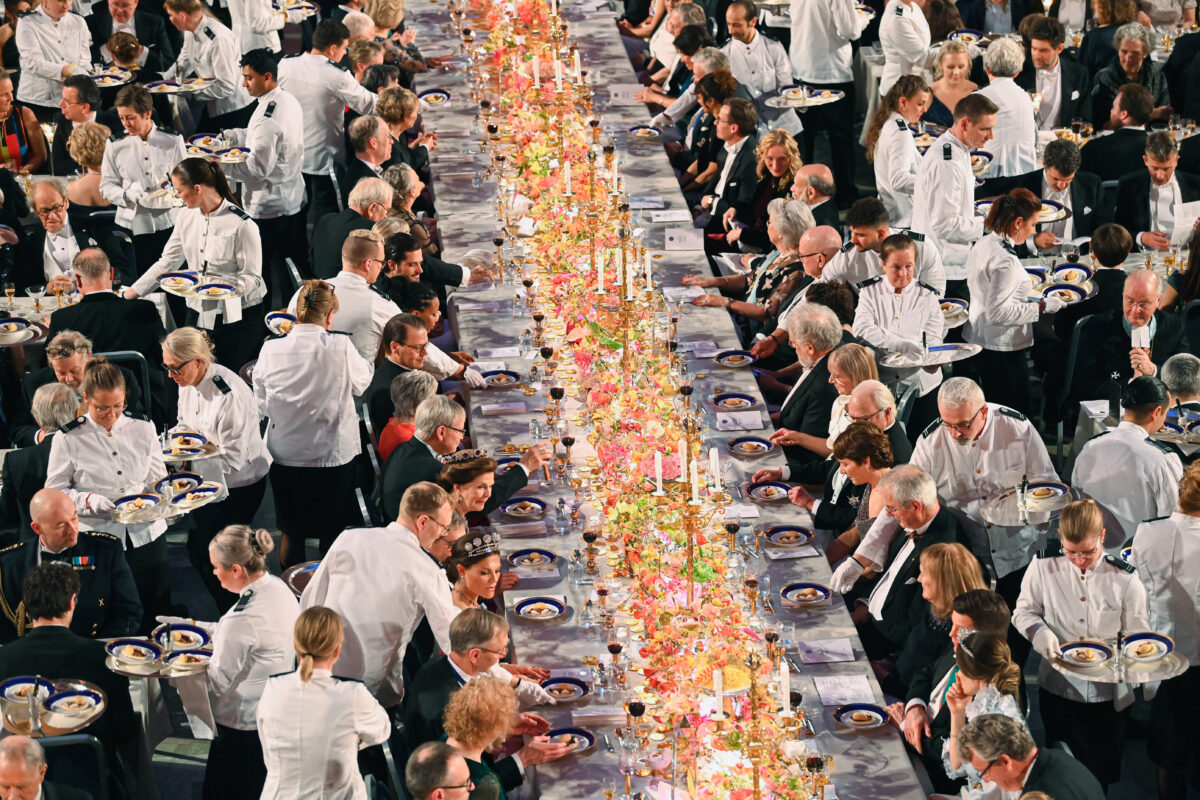 Những nhà đoạt giải Nobel 2022 thưởng thức một bữa tiệc hoàng gia sau lễ trao giải ở Stockholm hôm 10/12/2022. (Ảnh: Johnathan Nackstrand/AFP qua Getty Images)